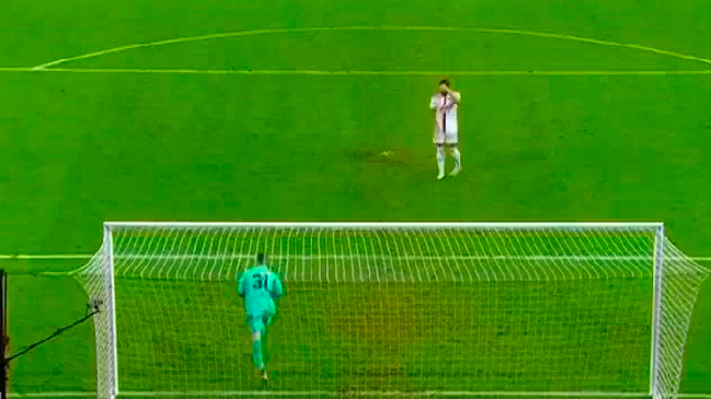 Jugador de OIympique de Lyon quiso emular a Hakimi y el resultado fue un desastre