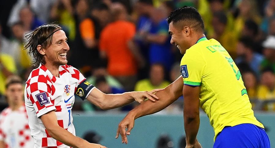 Luka Modric y Casemiro intercambiaron camisetas tras el primer tiempo entre Brasil y Croacia