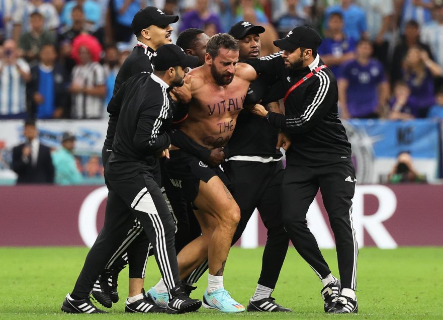Aficionado invadió la cancha tras el gol de Messi en el duelo de Argentina y Países Bajos