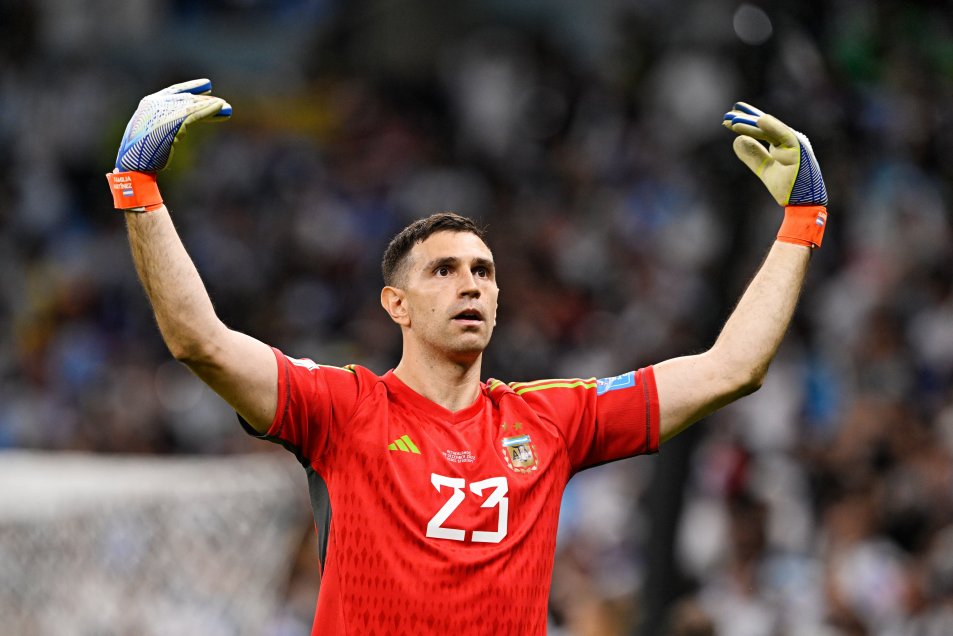 “Dibu” Martínez otra vez fue héroe de Argentina al atajar dos penales ante Países Bajos en cuartos