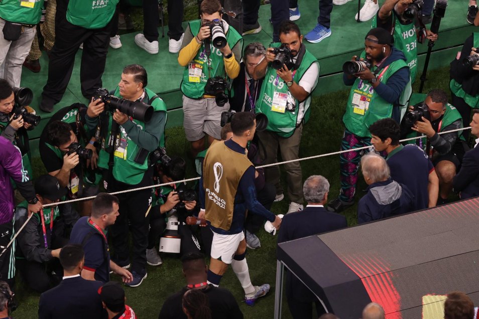 Cristiano Ronaldo se volvió a robar la película desde la banca en el himno de Portugal