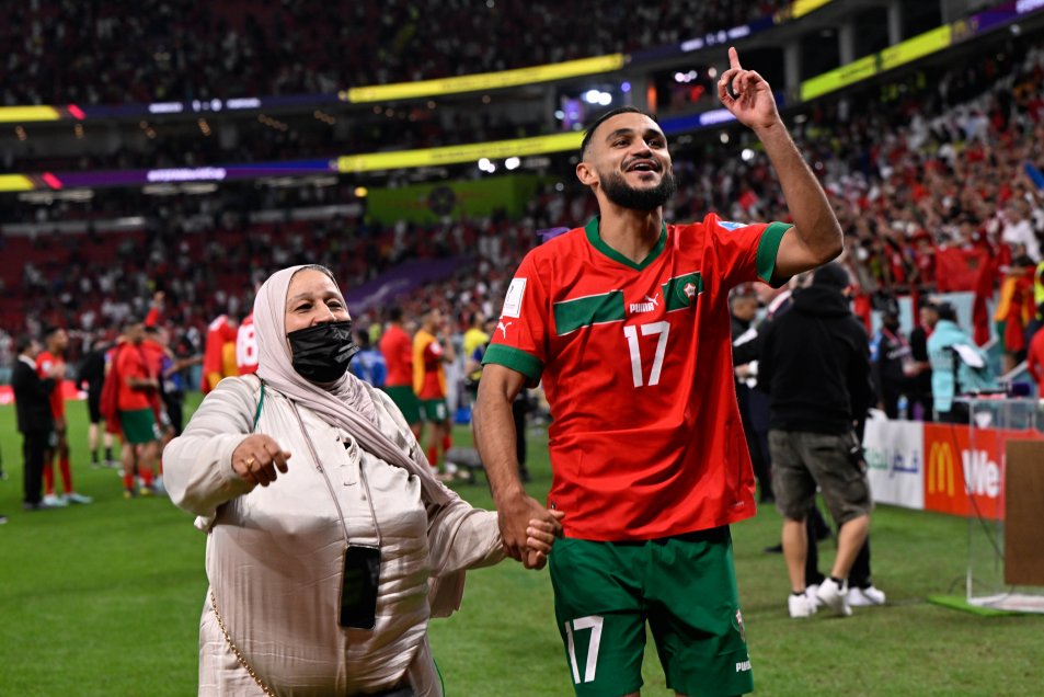 El emotivo festejo de Sofiane Boufal junto a su mamá tras la histórica clasificación de Marruecos