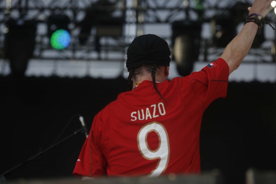 Mike Patton cantó vistiendo camiseta de “Chupete” Suazo en el Knotfest Chile