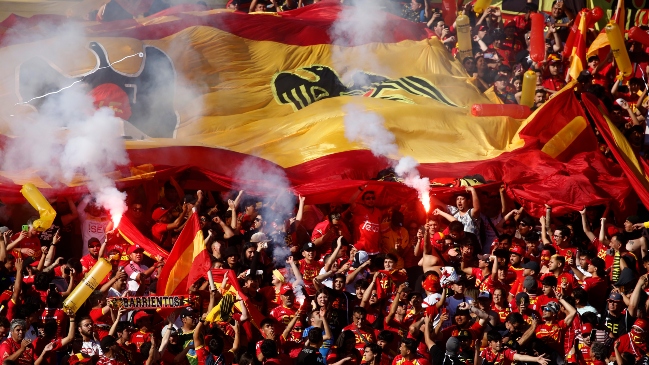 Fanáticos de Unión Española rayaron Santa Laura: “No queremos monjas”