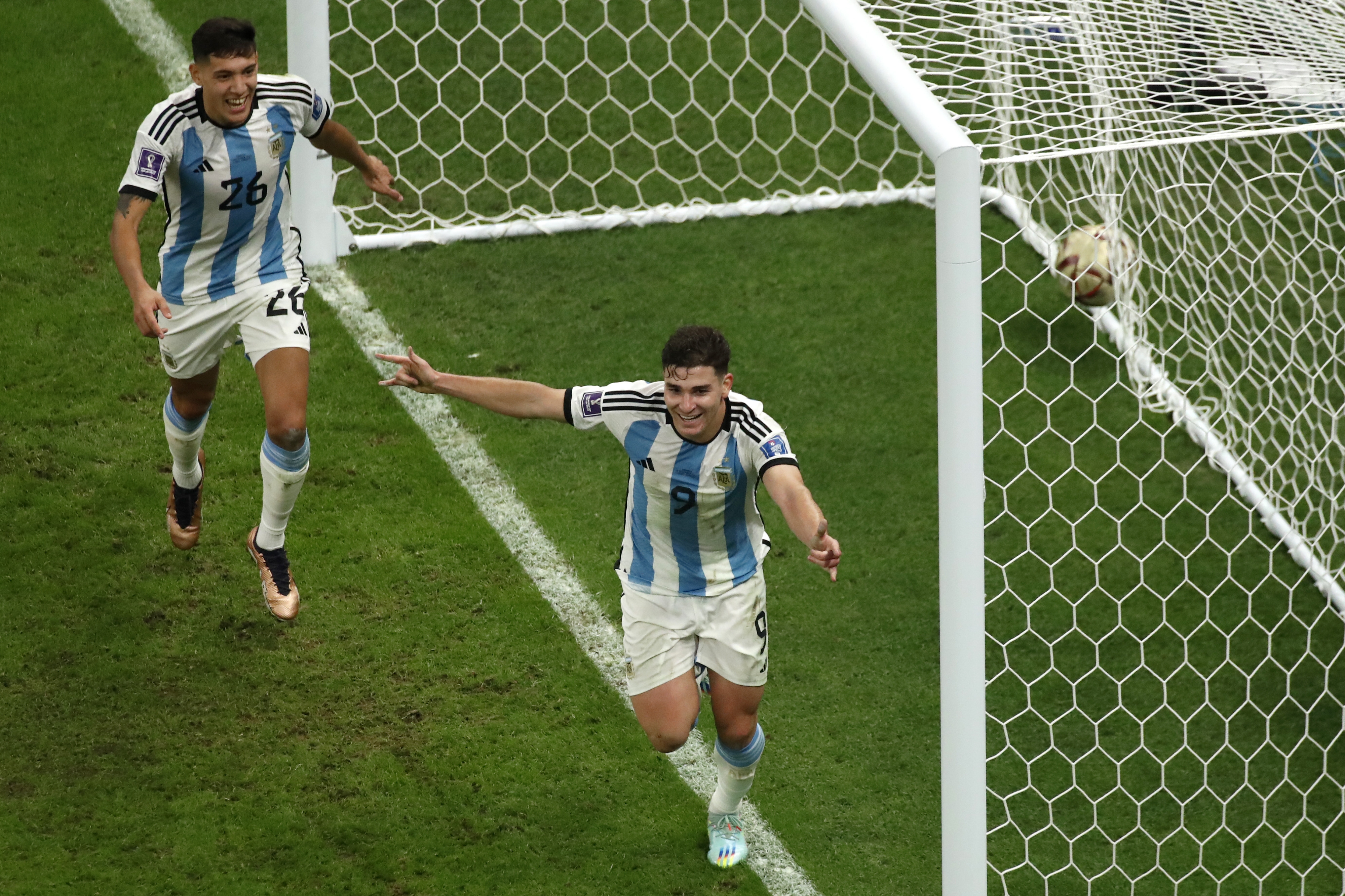 Julián Alvarez se lanzó con jugada individual y anotó el segundo de Argentina sobre Croacia