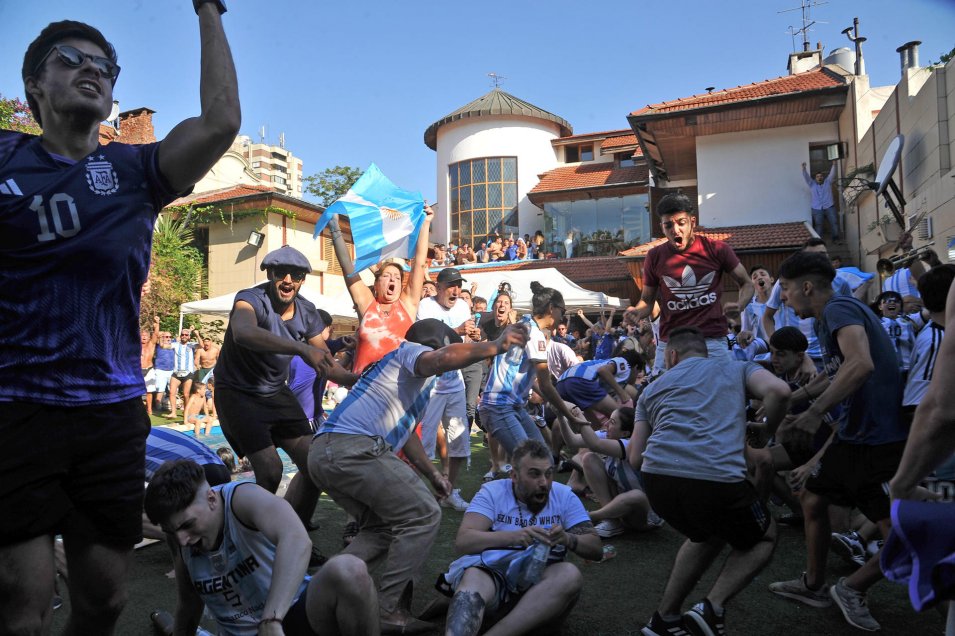 Hinchas argentinos celebraron el paso a la final del Mundial en la antigua casa de Maradona