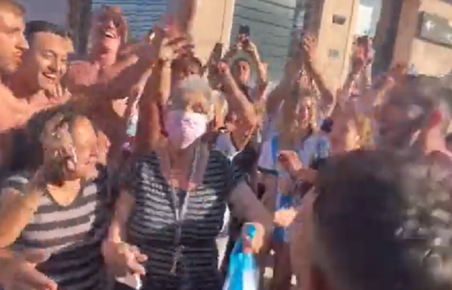 Abuela se robó todas las miradas en celebración de Argentina por el paso a la final