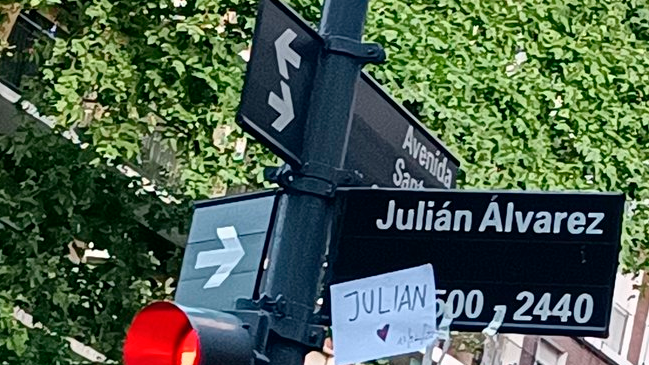 Fanáticos decoraron la calle “Julián Alvarez” en Argentina