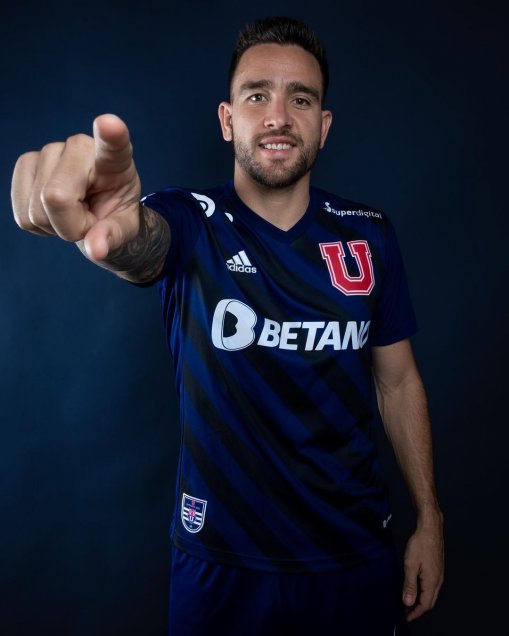 ¡Hasta con el gesto! Matías Zaldivia posó con la camiseta de Universidad de Chile