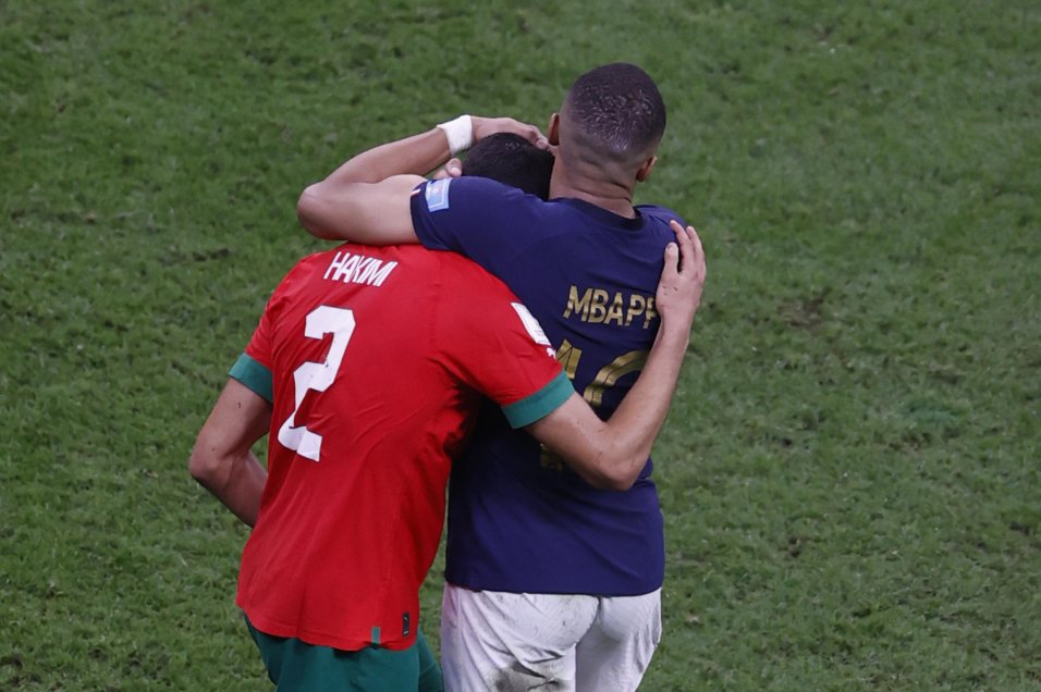 Kylian Mbappé consoló a Achraf Hakimi tras la victoria francesa sobre Marruecos en el Mundial