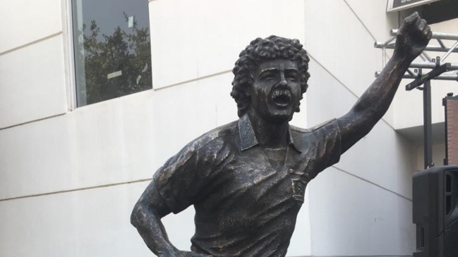 Así fue la inauguración de la estatua en reconocimiento a Carlos Caszely