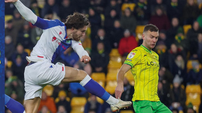 Ben Brereton celebró frente a Marcelino Núñez en victoria de Blackburn sobre Norwich City