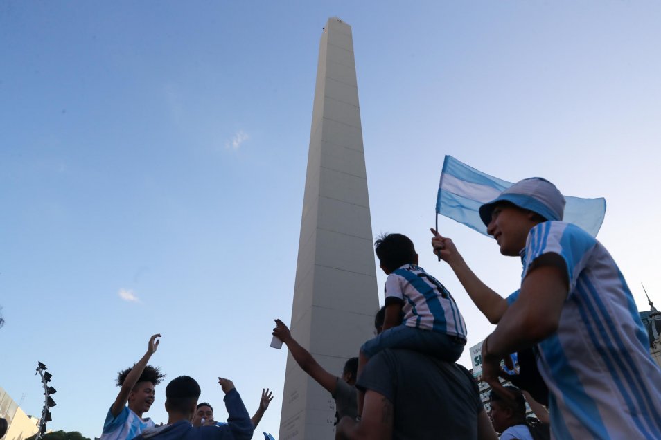 Hinchas argentinos realizaron emotivo banderazo al frente del Obelisco en Buenos Aires