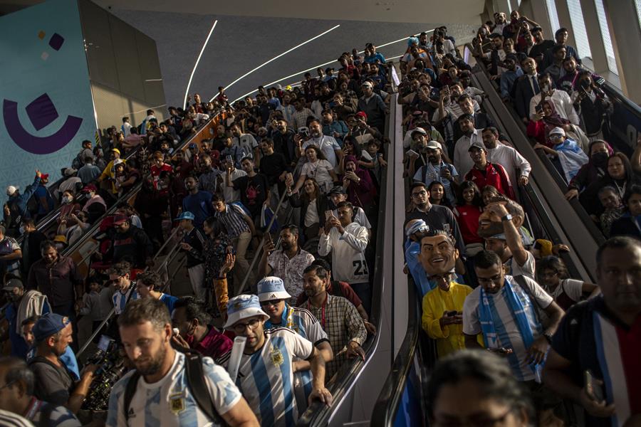 Hinchas argentinos colapsaron el metro de Doha previo a la final de Qatar 2022