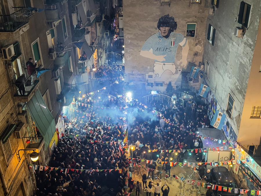 ¡No se olvidan de Diego Maradona! Locura en Napoli por el título de Argentina en Qatar 2022