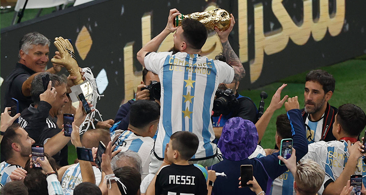 El emotivo paseo de Messi como campeón del mundo en los hombros de Sergio Agüero