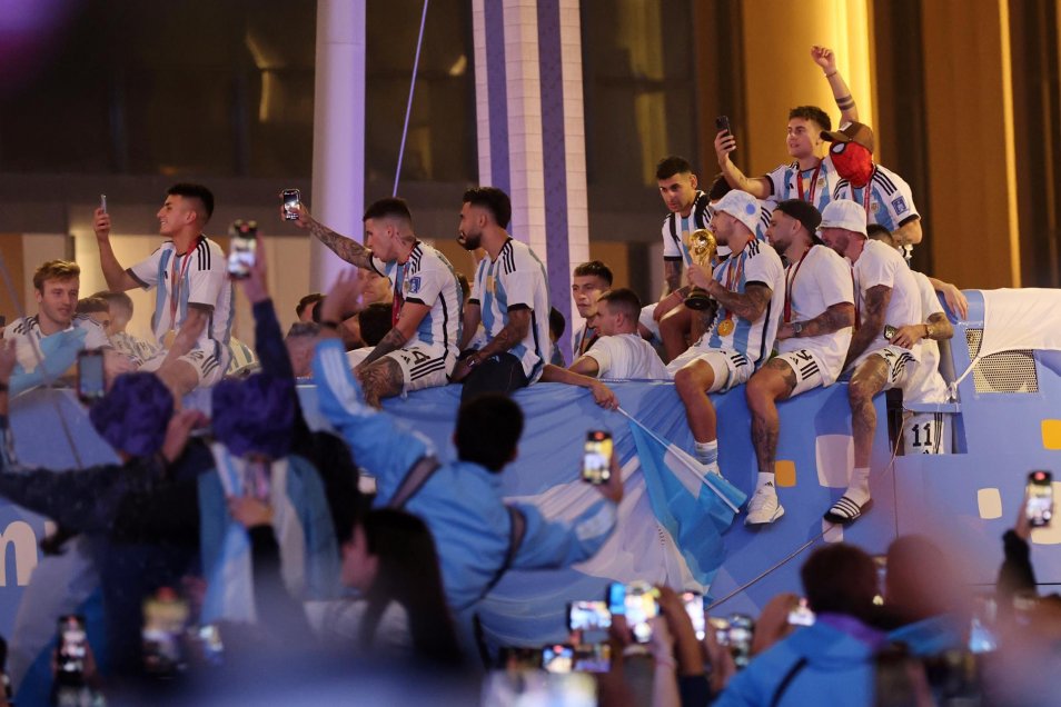 Argentina celebró su título mundial con un paseo en un bus descapotable por las calles de Qatar