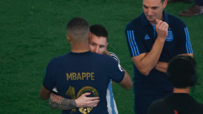 El momento en que Mbappé se acercó a Messi tras la final de la Copa del Mundo