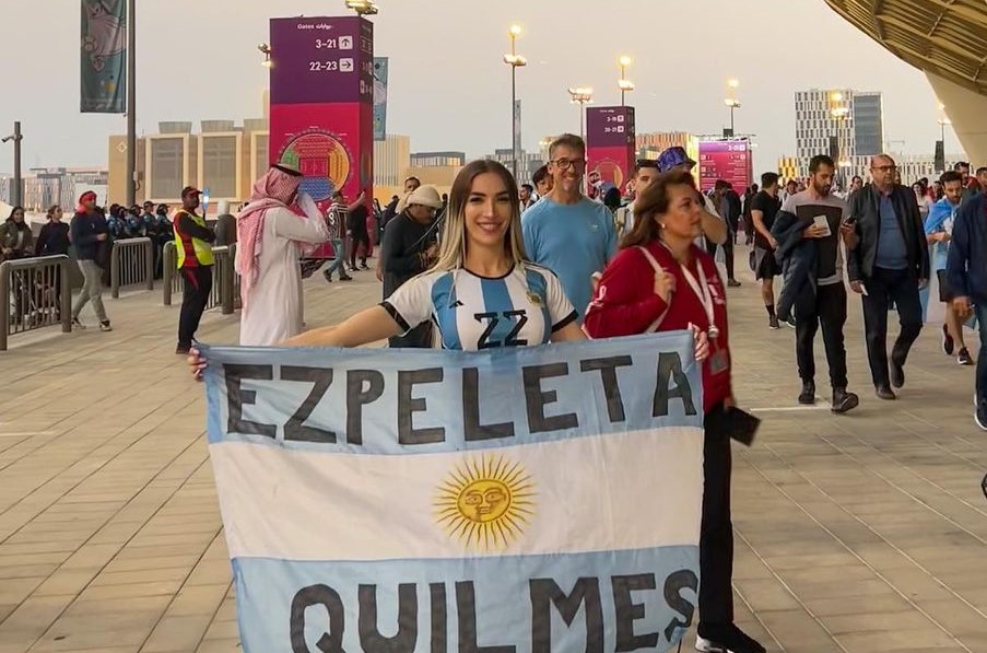 Hinchas argentinas que festejaron en topless evitaron un castigo en Qatar