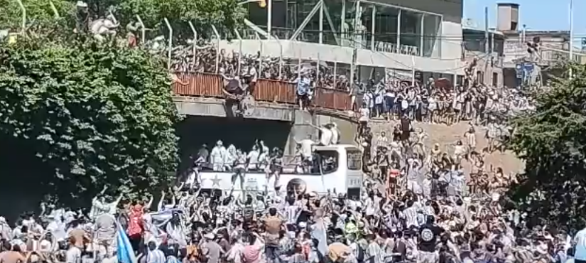 La impactante caída de un fanático desde un puente mientras pasaba el bus de Argentina
