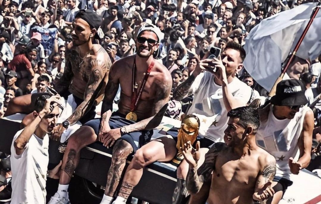 Selección argentina tuvo caótico festejo del título Mundial junto a una multitud de hinchas