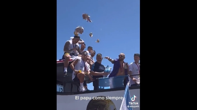 “Papu” Gómez le lanzó billetes a la gente en caravana argentina en Buenos Aires