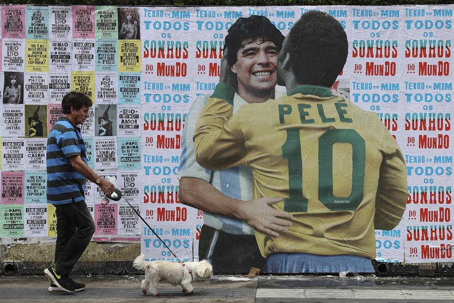 Intervención artística en Sao Paulo fundió en abrazo a Pelé y Diego Maradona