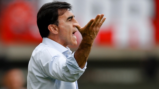 Quinteros sigue preocupado por la falta de reemplazos para las partidas de Colo Colo