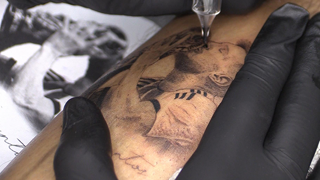 La fiebre por los tatuajes con la cara de Messi escala sin control en Rosario