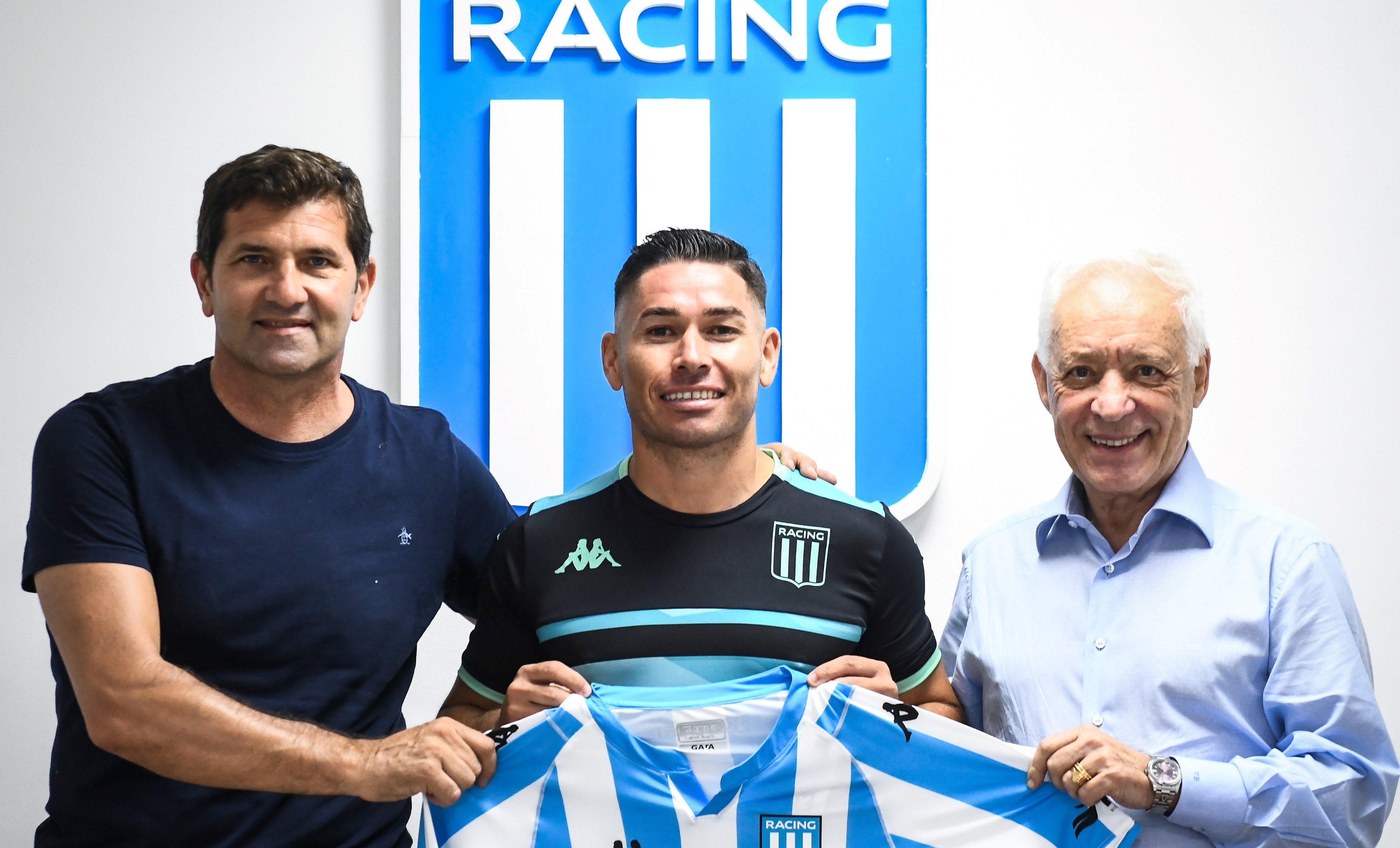 Racing Club oficializó el fichaje del lateral Oscar Opazo