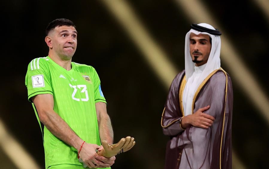 Locura total en Argentina: Hincha se tatuó criticada celebración de “Dibu” Martínez en Qatar