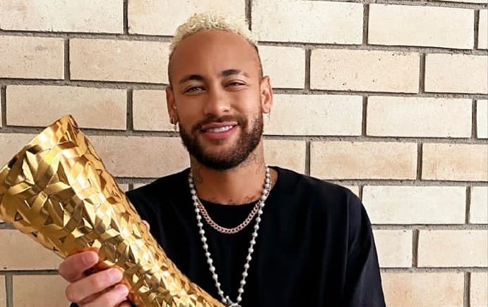 Neymar recogió trofeo para Pelé como el “Jugador de la historia”