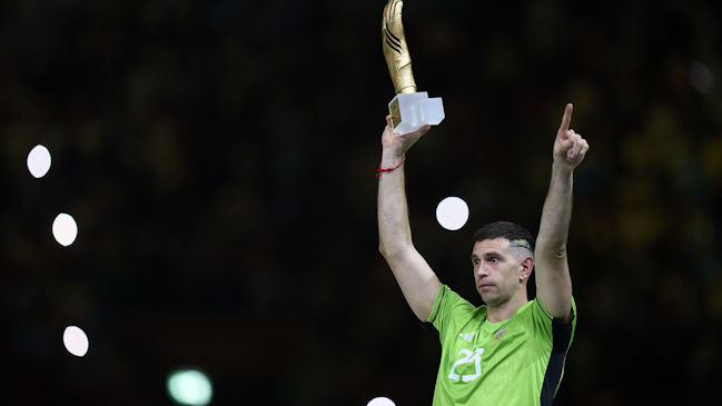 Leyenda de la Premier dedicó ácida columna a “Dibu” Martínez: Parecía un payaso vulgar