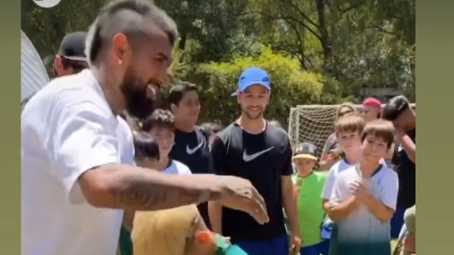 Arturo Vidal participó de actividad realizada por Rodelindo Román en Chicureo
