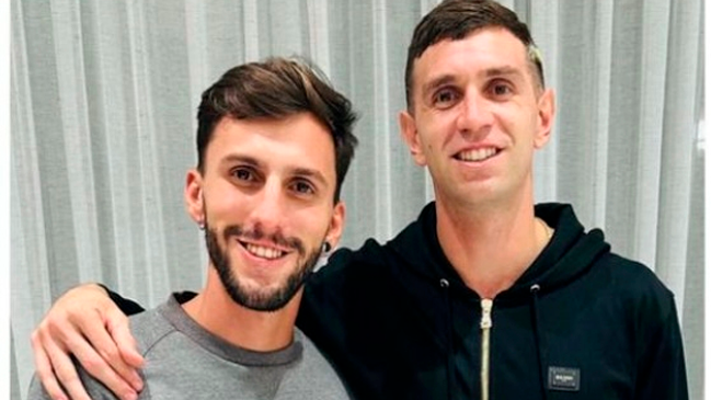 “Dibu” Martínez también se tatuó la Copa del Mundo y un mensaje motivador