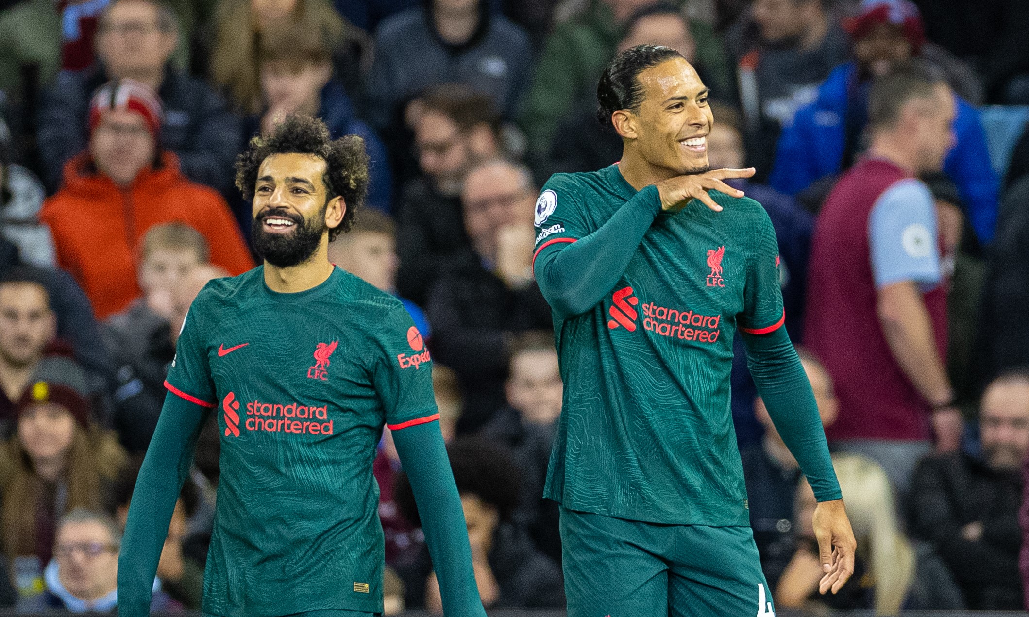 Mohamed Salah asistió y Virgil Van Dijk aumentó la ventaja de Liverpool sobre Aston Villa