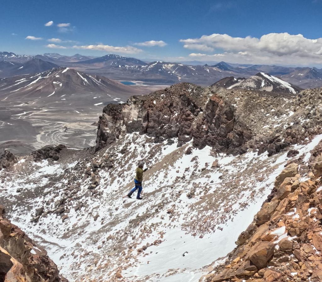 Chilenos lograron récord mundial de Highline en “Ojos del Salado”, el volcán más alto de la Tierra