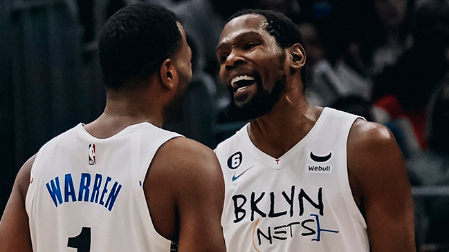 Kevin Durant superó a Tim Duncan como decimoquinto jugador con más puntos en la NBA