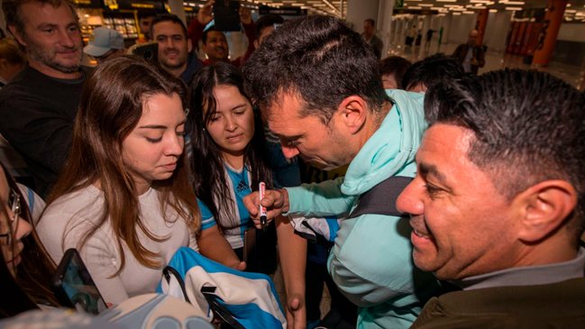 Fanáticos argentinos dieron la bienvenida a Scaloni en Mallorca