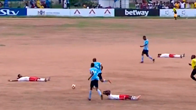 El extraño registro de un partido en Sudáfrica: Los jugadores de un equipo se tiraron al piso