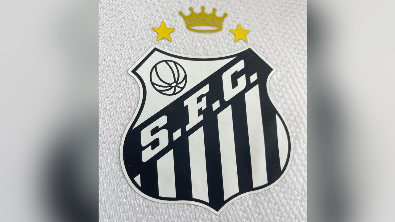 Santos presentó nuevo escudo con una corona en homenaje a su “rey” Pelé