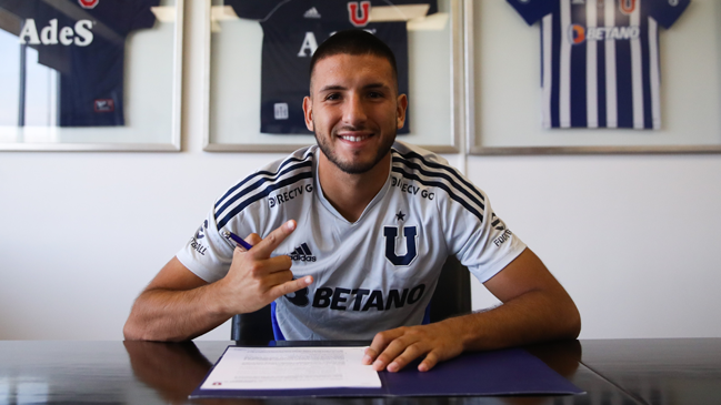 Bastián Ubal firmó su primer contrato profesional con Universidad de Chile