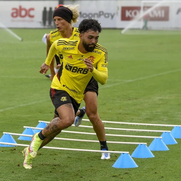 La intensa práctica de Flamengo con Vidal y Pulgar como protagonistas