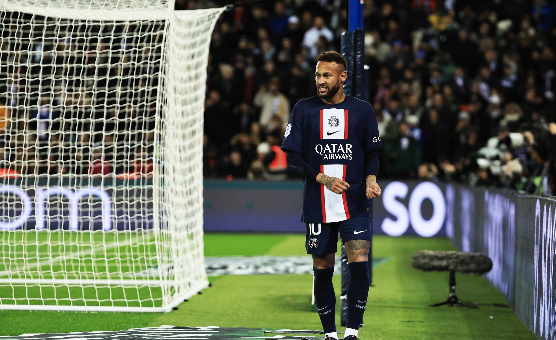 Neymar fue expulsado por simular un penal en duelo de PSG y Racing de Estrasburgo