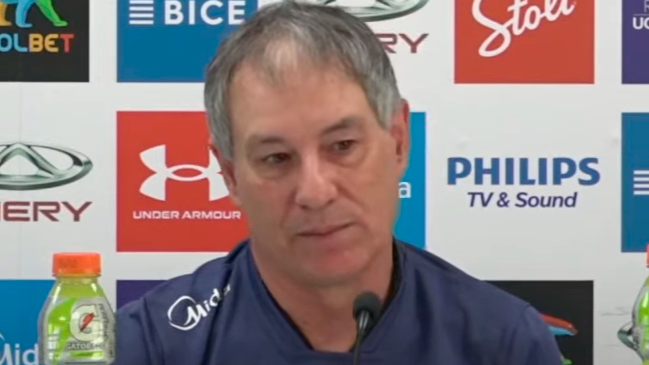 Holan llenó de elogios a Eugenio Mena: Es un ejemplo para sus compañeros