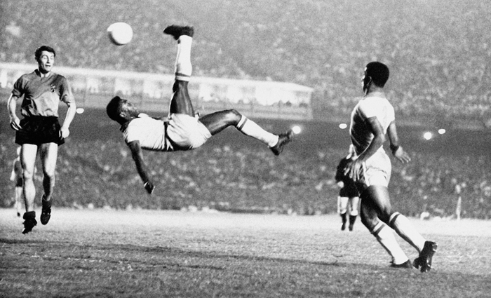 “Pelé lo hizo primero”: El viral que comparó las jugadas de “O Rei” con las estrellas del fútbol