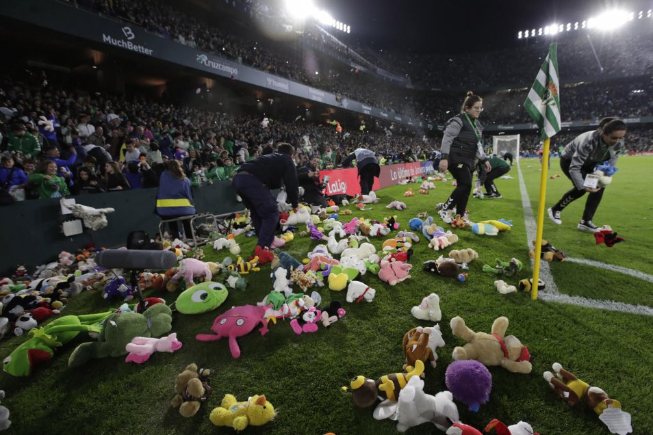 Hinchas de Betis realizaron la tradicional “lluvia de peluches” en el Estadio “Benito Villamarín”