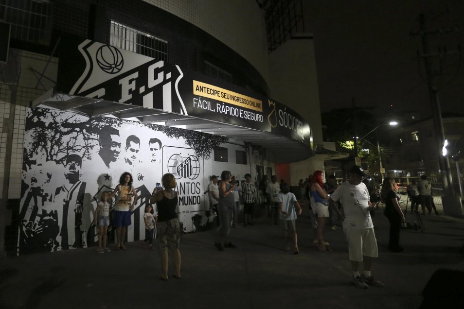 Hinchas de Santos se congregaron en Vila Belmiro por el fallecimiento de Pelé