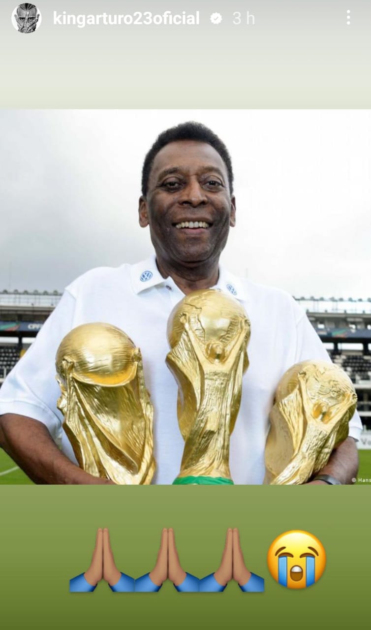 Arturo Vidal y Gary Medel se sumaron a las condolencias por la partida de Pelé