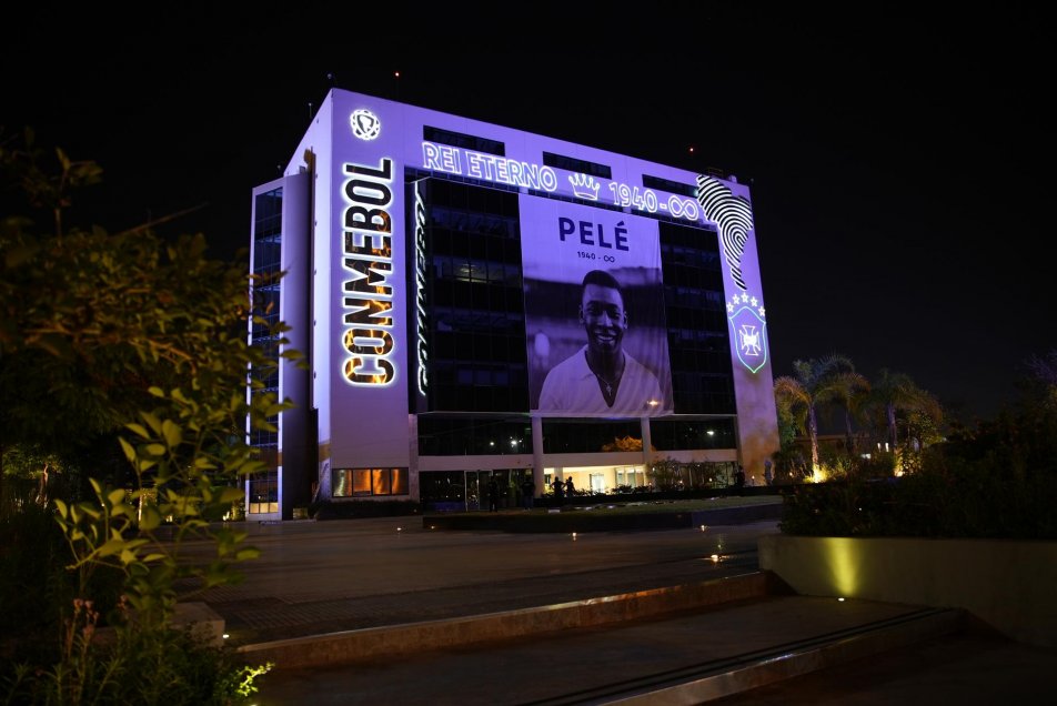 Sede de la Conmebol se tiñó de verde y amarillo en honor a Pelé